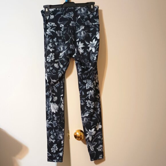 EUC ~ Old Navy Active Go-Dry Fitted Floral Leggings (Size: Medium) - Picture 2 of 3